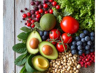 Ποικιλία από εξωτικά superfoods σε ξύλινο τραπέζι