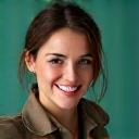 Coach Ελένη Παπαδάκη, με ζεστό, ενθαρρυντικό χαμόγελο, σε φιλικό φόντο με αστρικές αναφορές.