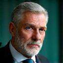 Coach Γιώργος Καρασάββας, με στοχαστικό, σοφό βλέμμα, σε φόντο που παραπέμπει σε νυχτερινό ουρανό.